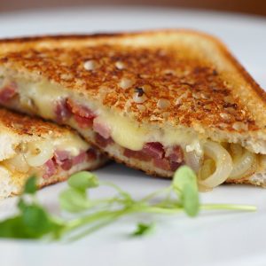 croque monsieur savoyard avec des lardons et du reblochon