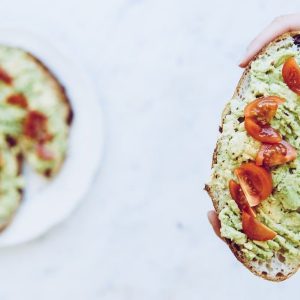 Toast à la crème d'avocat et aux tomates