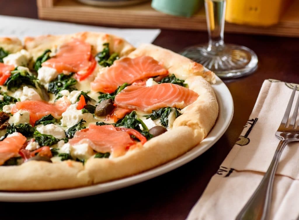 Pizza au saumon (fumé ou frais) : la recette la plus gourmande