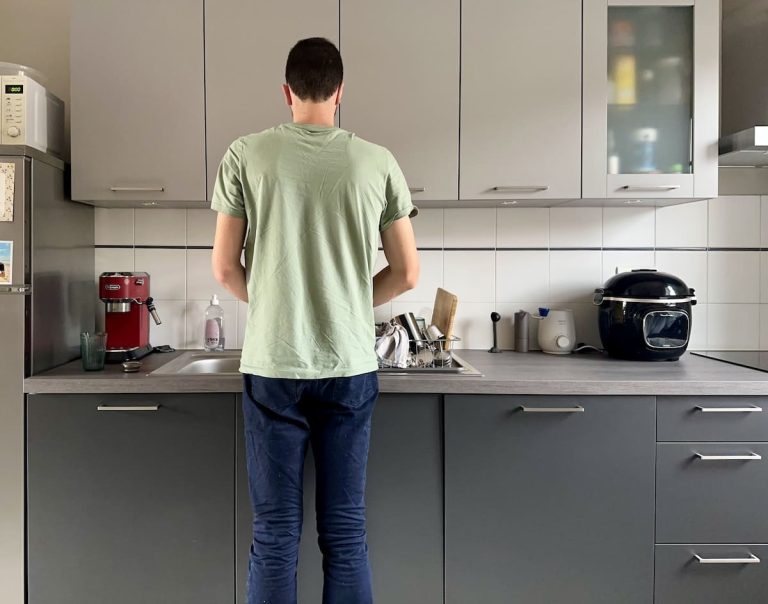 Hauteur du plan de travail de cuisine : attention à ces erreurs