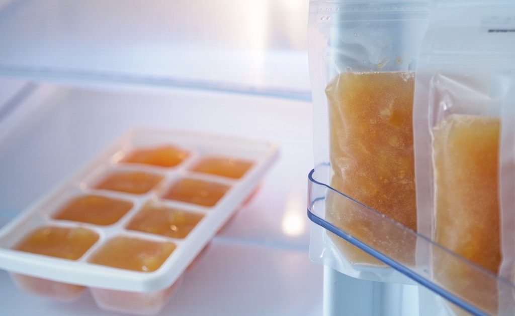 compote maison conservée au congélateur dans des bacs à glaçons