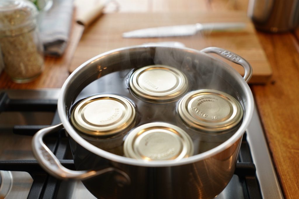 stérilisation au bain marie de compote dans des bocaux à confiture