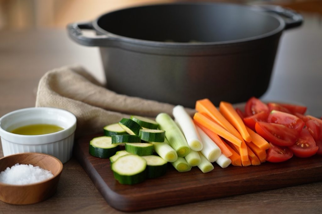 légumes prêts à être cuits dans une cocotte en fonte