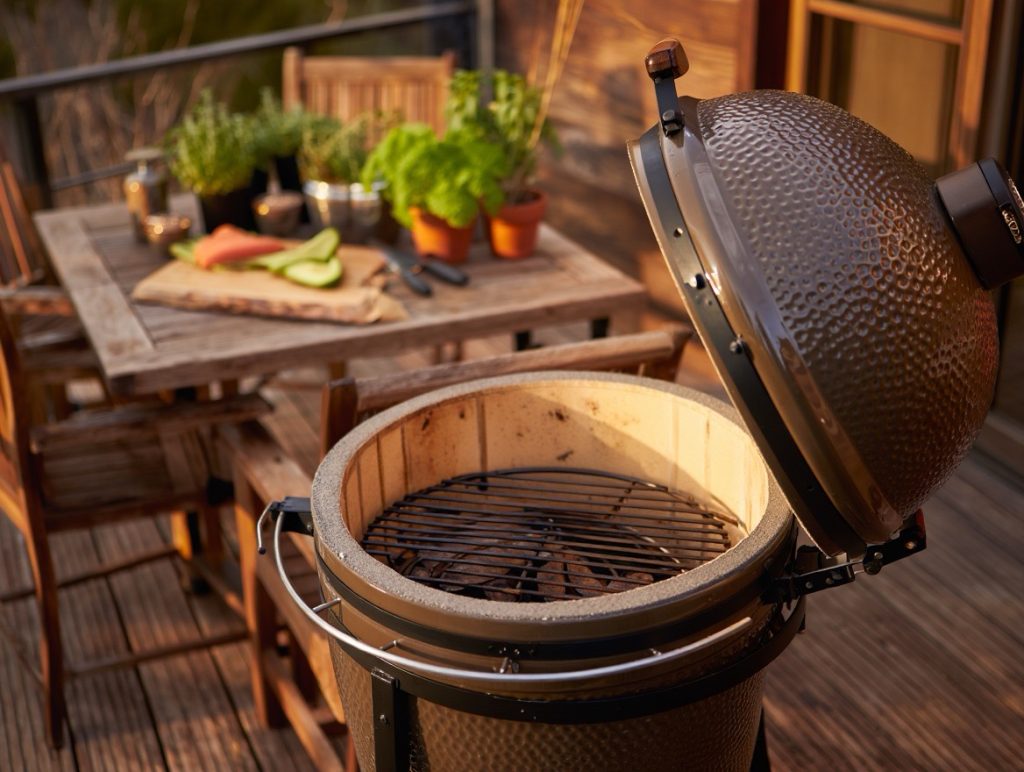 kamado avec couvercle ouvert