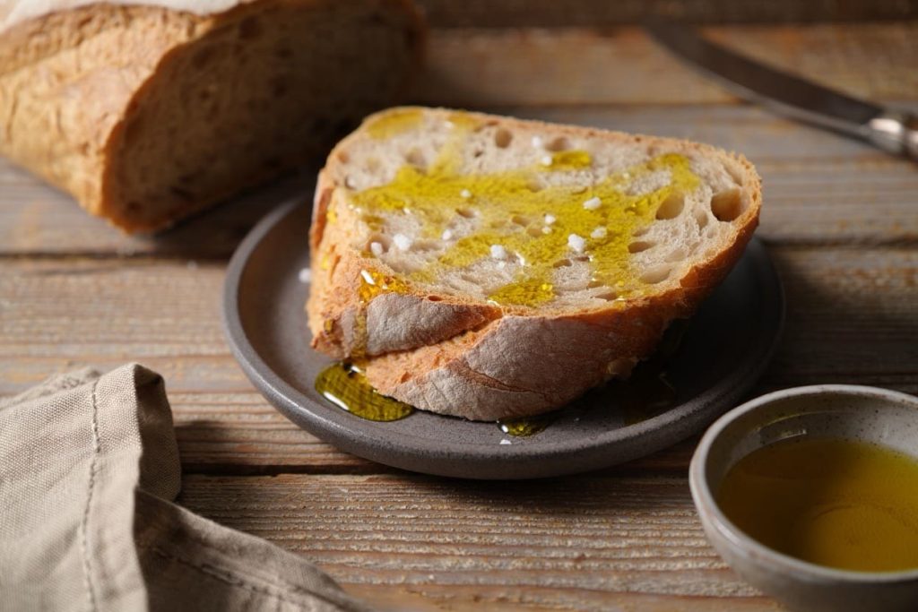dégustation d'huile d'olive bio sur une tranche de pain