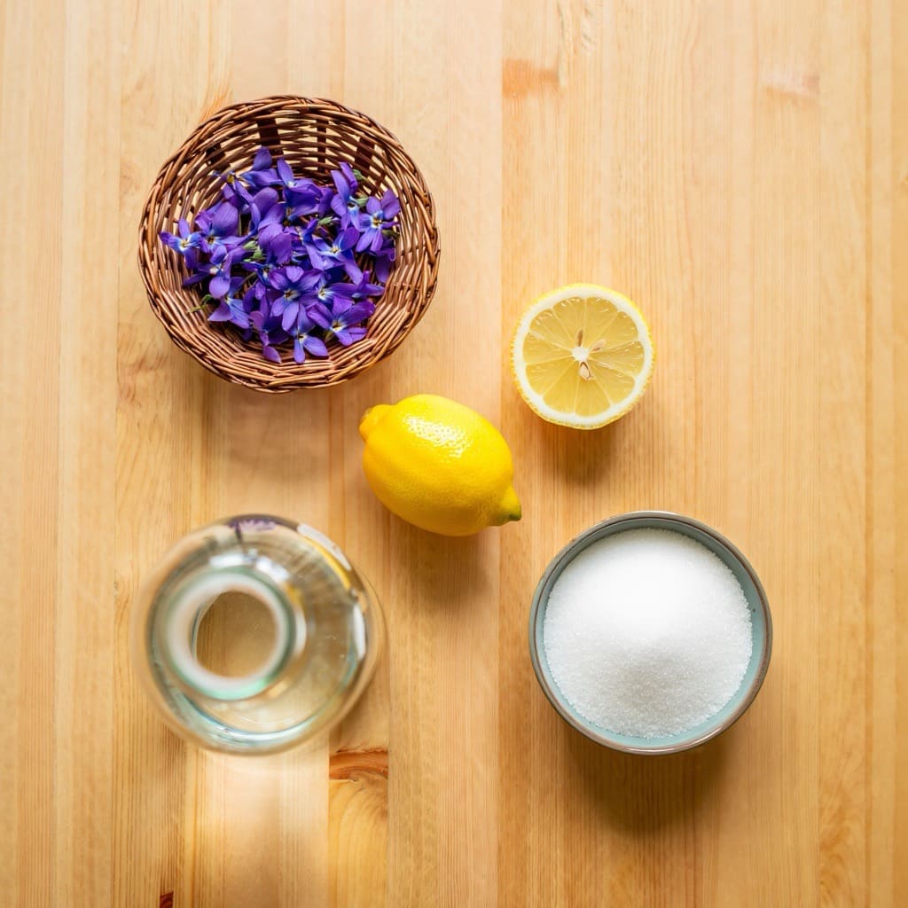 les ingrédients nécessaires pour préparer du sirop de violette maison