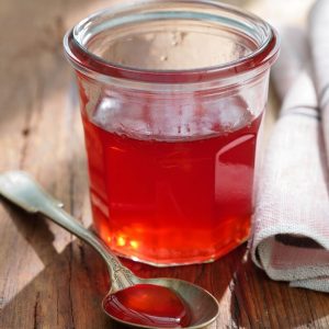 pot de confiture de groseilles sans pépins et cuillère à côté
