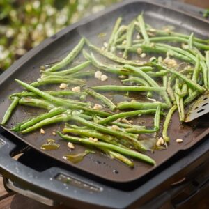 haricots verts cuits sur une plancha électrique