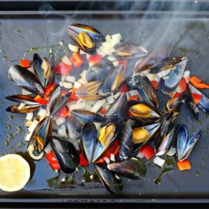 moules en train de cuire sur une plancha