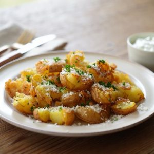 assiette de pommes de terre écrasées au four et croustillantes