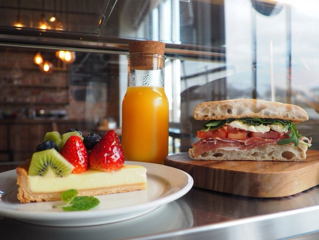 proposition menu du jour dans une vitrine réfrigérée