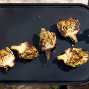 artichauts grillés et cuits sur une plancha