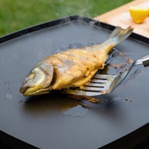 bar entier en train de cuire sur une plancha