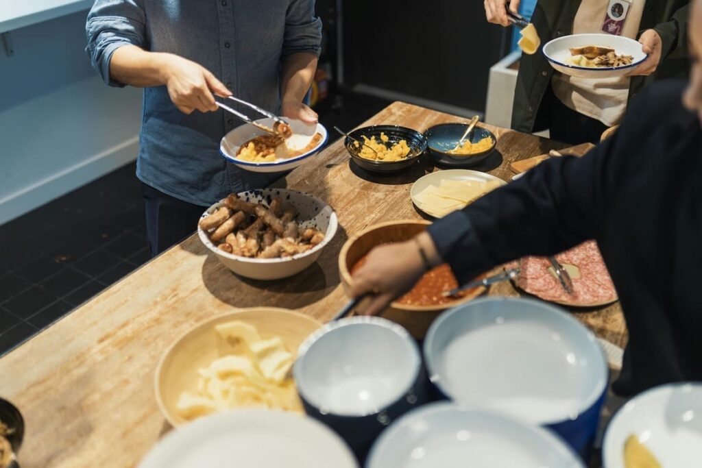 un buffet pour un repas d'entreprise original