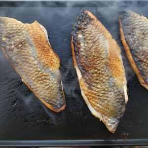 filets de bar en cuisson à la plancha