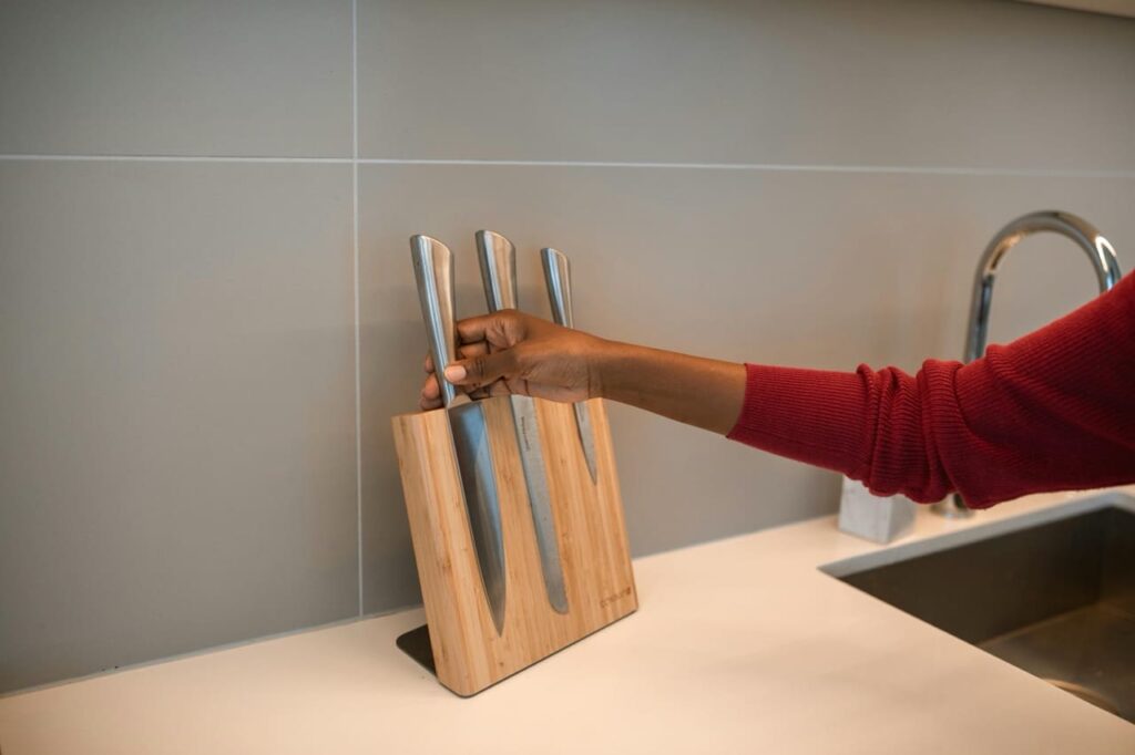 set avec plusieurs couteaux de cuisine