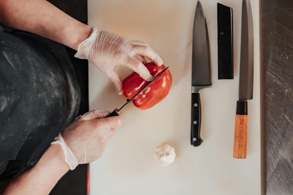 utilisation de plusieurs types de couteaux de cuisine