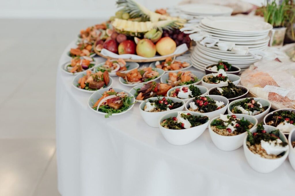 petits bols réutilisables sur un buffet