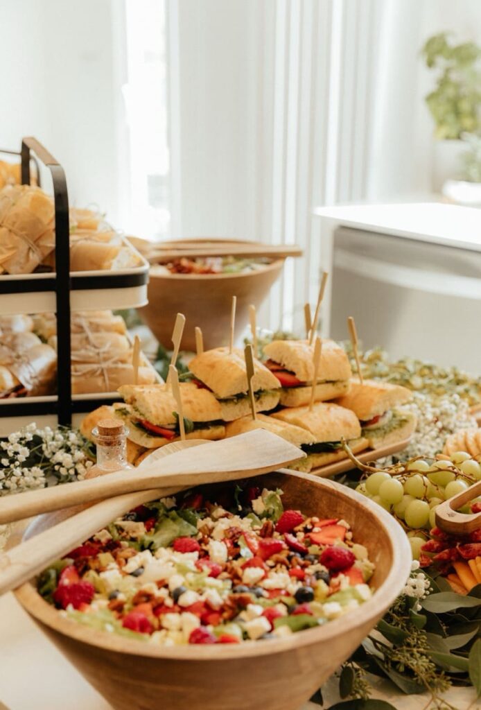 saladier avec préparation à partager pour un buffet