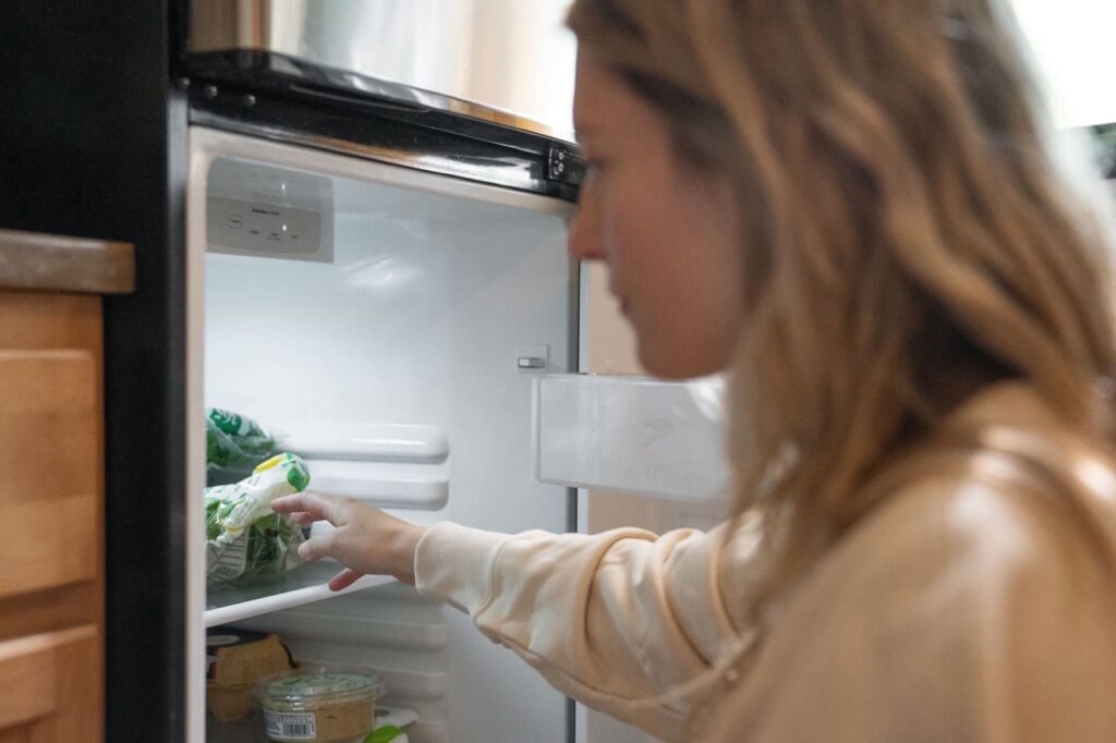 remplissage d'un frigo avec des aliments