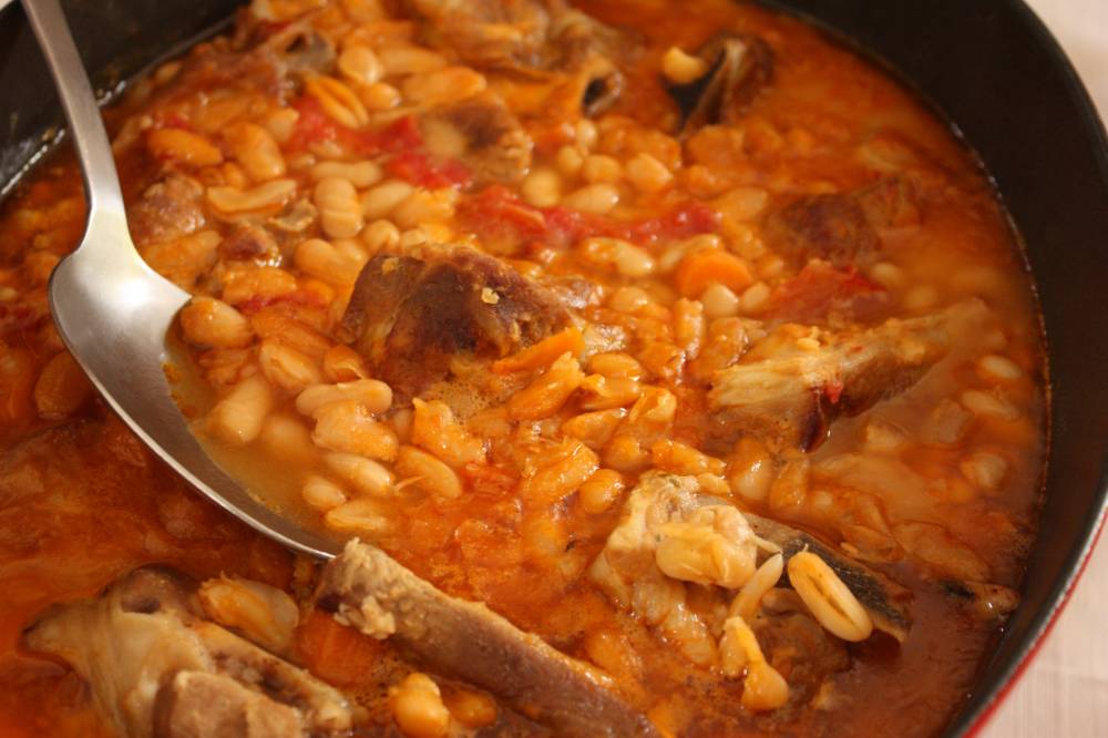 cassoulet préparé dans une cassole